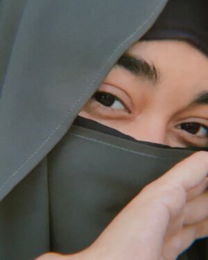 Neha Khatun Instagram - Na jane konsi shikayaton ke hum shikaar hogye, Jitna dil saaf rakha utne gunahgaar hogye..
#instagood #picoftheday #eyes #niqab #hijab #explorepage #explore
