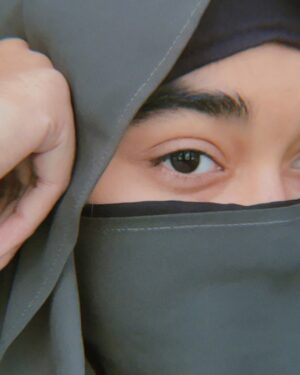 Neha Khatun Instagram - Na jane konsi shikayaton ke hum shikaar hogye, Jitna dil saaf rakha utne gunahgaar hogye..
#instagood #picoftheday #eyes #niqab #hijab #explorepage #explore