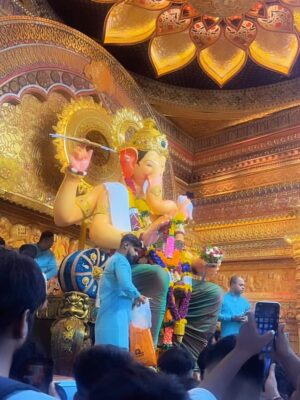 Neha Malik Instagram - ✨Mumbai gave me dreams, but Bappa gave me strength. Since the time I came here, His darshan at Lalbaugcha Raja has been the biggest blessing of my life. Blessed to be chosen by him every year ❤️🙏Some blessings can’t be explained, only felt… For me, it’s Bappa’s darshan at Lalbaugcha Raja 😇 @lalbaugcharaja ✨
:
#lalbaugcharaja #lalbaugcharaja2025 #ganpatibappamorya #ganpatifestival #bappa #blessings #thankfulgratefulblessed #mumbai #nehamalik #nehamalik335 #instalike #instagood
