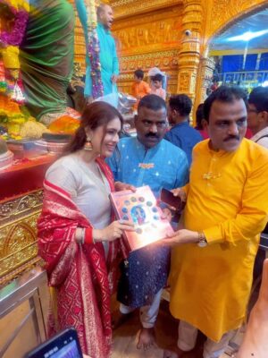 Neha Malik Instagram - ✨Mumbai gave me dreams, but Bappa gave me strength. Since the time I came here, His darshan at Lalbaugcha Raja has been the biggest blessing of my life. Blessed to be chosen by him every year ❤️🙏Some blessings can’t be explained, only felt… For me, it’s Bappa’s darshan at Lalbaugcha Raja 😇 @lalbaugcharaja ✨
:
#lalbaugcharaja #lalbaugcharaja2025 #ganpatibappamorya #ganpatifestival #bappa #blessings #thankfulgratefulblessed #mumbai #nehamalik #nehamalik335 #instalike #instagood