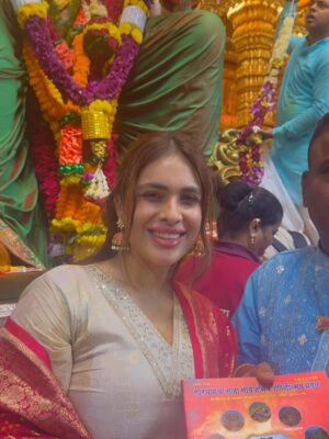 Neha Malik Instagram - ✨Mumbai gave me dreams, but Bappa gave me strength. Since the time I came here, His darshan at Lalbaugcha Raja has been the biggest blessing of my life. Blessed to be chosen by him every year ❤️🙏Some blessings can’t be explained, only felt… For me, it’s Bappa’s darshan at Lalbaugcha Raja 😇 @lalbaugcharaja ✨
:
#lalbaugcharaja #lalbaugcharaja2025 #ganpatibappamorya #ganpatifestival #bappa #blessings #thankfulgratefulblessed #mumbai #nehamalik #nehamalik335 #instalike #instagood