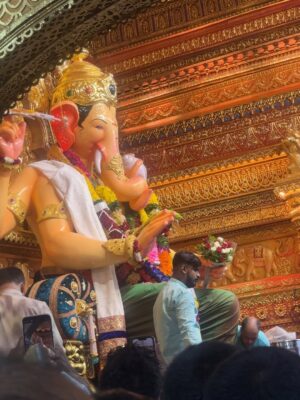 Neha Malik Instagram - ✨Mumbai gave me dreams, but Bappa gave me strength. Since the time I came here, His darshan at Lalbaugcha Raja has been the biggest blessing of my life. Blessed to be chosen by him every year ❤️🙏Some blessings can’t be explained, only felt… For me, it’s Bappa’s darshan at Lalbaugcha Raja 😇  @lalbaugcharaja ✨ 
:

#lalbaugcharaja #lalbaugcharaja2025 #ganpatibappamorya #ganpatifestival #bappa #blessings #thankfulgratefulblessed #mumbai #nehamalik #nehamalik335 #instalike #instagood