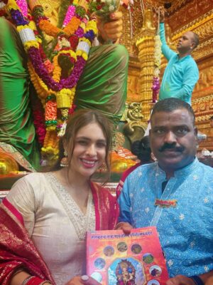 Neha Malik Instagram - ✨Mumbai gave me dreams, but Bappa gave me strength. Since the time I came here, His darshan at Lalbaugcha Raja has been the biggest blessing of my life. Blessed to be chosen by him every year ❤️🙏Some blessings can’t be explained, only felt… For me, it’s Bappa’s darshan at Lalbaugcha Raja 😇  @lalbaugcharaja ✨ 
:

#lalbaugcharaja #lalbaugcharaja2025 #ganpatibappamorya #ganpatifestival #bappa #blessings #thankfulgratefulblessed #mumbai #nehamalik #nehamalik335 #instalike #instagood