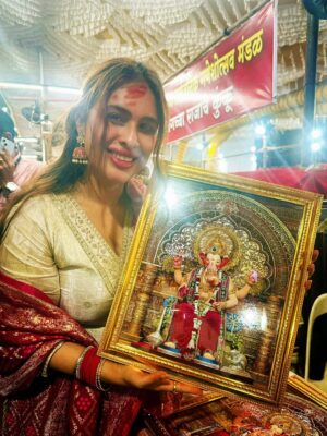 Neha Malik Instagram - ✨Mumbai gave me dreams, but Bappa gave me strength. Since the time I came here, His darshan at Lalbaugcha Raja has been the biggest blessing of my life. Blessed to be chosen by him every year ❤️🙏Some blessings can’t be explained, only felt… For me, it’s Bappa’s darshan at Lalbaugcha Raja 😇  @lalbaugcharaja ✨ 
:

#lalbaugcharaja #lalbaugcharaja2025 #ganpatibappamorya #ganpatifestival #bappa #blessings #thankfulgratefulblessed #mumbai #nehamalik #nehamalik335 #instalike #instagood