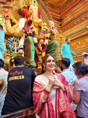 Neha Malik Instagram - ✨Mumbai gave me dreams, but Bappa gave me strength. Since the time I came here, His darshan at Lalbaugcha Raja has been the biggest blessing of my life. Blessed to be chosen by him every year ❤️🙏Some blessings can’t be explained, only felt… For me, it’s Bappa’s darshan at Lalbaugcha Raja 😇  @lalbaugcharaja ✨ 
:

#lalbaugcharaja #lalbaugcharaja2025 #ganpatibappamorya #ganpatifestival #bappa #blessings #thankfulgratefulblessed #mumbai #nehamalik #nehamalik335 #instalike #instagood