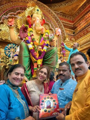 Neha Malik Instagram - ✨Mumbai gave me dreams, but Bappa gave me strength. Since the time I came here, His darshan at Lalbaugcha Raja has been the biggest blessing of my life. Blessed to be chosen by him every year ❤️🙏Some blessings can’t be explained, only felt… For me, it’s Bappa’s darshan at Lalbaugcha Raja 😇  @lalbaugcharaja ✨ 
:

#lalbaugcharaja #lalbaugcharaja2025 #ganpatibappamorya #ganpatifestival #bappa #blessings #thankfulgratefulblessed #mumbai #nehamalik #nehamalik335 #instalike #instagood