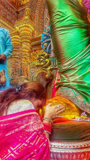 Neha Malik Instagram - Some blessings can’t be explained, only felt… For me, it’s Bappa’s darshan at Lalbaugcha Raja 😇 @lalbaugcharaja ✨
:
#lalbaugcharaja #lalbaugcharaja2025 #ganpatibappamorya #ganpatifestival #bappa #reel #ganpatireel #trending #reelsinstagram #reelkarofeelkaro #mumbai #nehamalik #nehamalik335 #instalike #instagood