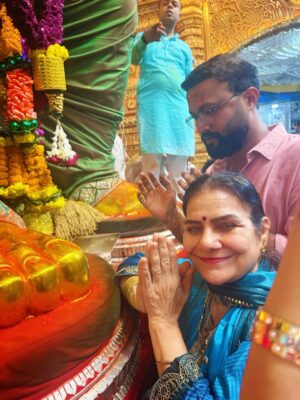 Neha Malik Instagram - ✨Mumbai gave me dreams, but Bappa gave me strength. Since the time I came here, His darshan at Lalbaugcha Raja has been the biggest blessing of my life. Blessed to be chosen by him every year ❤️🙏Some blessings can’t be explained, only felt… For me, it’s Bappa’s darshan at Lalbaugcha Raja 😇  @lalbaugcharaja ✨ 
:

#lalbaugcharaja #lalbaugcharaja2025 #ganpatibappamorya #ganpatifestival #bappa #blessings #thankfulgratefulblessed #mumbai #nehamalik #nehamalik335 #instalike #instagood