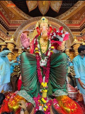 Neha Malik Instagram - ✨Mumbai gave me dreams, but Bappa gave me strength. Since the time I came here, His darshan at Lalbaugcha Raja has been the biggest blessing of my life. Blessed to be chosen by him every year ❤️🙏Some blessings can’t be explained, only felt… For me, it’s Bappa’s darshan at Lalbaugcha Raja 😇  @lalbaugcharaja ✨ 
:

#lalbaugcharaja #lalbaugcharaja2025 #ganpatibappamorya #ganpatifestival #bappa #blessings #thankfulgratefulblessed #mumbai #nehamalik #nehamalik335 #instalike #instagood