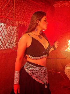 Neha Malik Instagram - Behind the scene 🎬 from #adhiadhiraat 🎵 Keep loving the song , & make your reels 😻🩷
:
#nehamalik  #nehamalik335  #nehamaliksongs #newlook #ɴᴇᴡsᴏɴɢ #trending #trendingsongs #behindthescene #shootdiaries #shooting #instagood #instalike #fyp