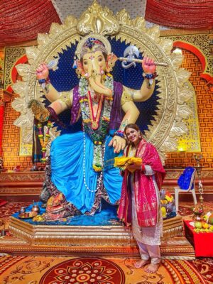 Neha Malik Instagram - वक्रतुण्ड महाकाय सूर्यकोटि समप्रभ, निर्विघ्नं कुरु मे देव सर्वकार्येषु सर्वदा… 🕉️🙏🌺
:
About last night Blessed Bappa’s Darshan in #kalachowki #ganeshgalli .. #ganpatibappamorya 🙏
:

#nehamalik #nehamalik335 #ganpati #bappa #mumbai #ganeshchaturthi #ganpatifestival #blessings #prayers #thankfulgratefulblessed #instalike #instagood #fyp