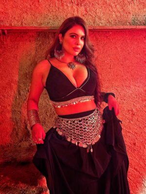 Neha Malik Instagram - Behind the scene 🎬 from #adhiadhiraat 🎵 Keep loving the song , & make your reels 😻🩷
:
#nehamalik  #nehamalik335  #nehamaliksongs #newlook #ɴᴇᴡsᴏɴɢ #trending #trendingsongs #behindthescene #shootdiaries #shooting #instagood #instalike #fyp
