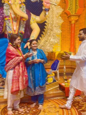 Neha Malik Instagram - वक्रतुण्ड महाकाय सूर्यकोटि समप्रभ, निर्विघ्नं कुरु मे देव सर्वकार्येषु सर्वदा… 🕉️🙏🌺
:
About last night Blessed Bappa’s Darshan in #kalachowki #ganeshgalli .. #ganpatibappamorya 🙏
:
#nehamalik #nehamalik335 #ganpati #bappa #mumbai #ganeshchaturthi #ganpatifestival #blessings #prayers #thankfulgratefulblessed #instalike #instagood #fyp