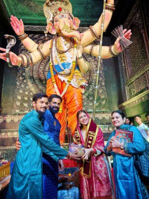 Neha Malik Instagram - वक्रतुण्ड महाकाय सूर्यकोटि समप्रभ, निर्विघ्नं कुरु मे देव सर्वकार्येषु सर्वदा… 🕉️🙏🌺
:
About last night Blessed Bappa’s Darshan in #kalachowki #ganeshgalli .. #ganpatibappamorya 🙏
:

#nehamalik #nehamalik335 #ganpati #bappa #mumbai #ganeshchaturthi #ganpatifestival #blessings #prayers #thankfulgratefulblessed #instalike #instagood #fyp