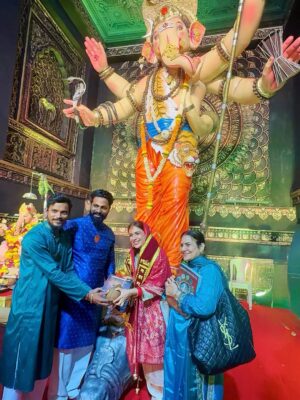 Neha Malik Instagram - वक्रतुण्ड महाकाय सूर्यकोटि समप्रभ, निर्विघ्नं कुरु मे देव सर्वकार्येषु सर्वदा… 🕉️🙏🌺
:
About last night Blessed Bappa’s Darshan in #kalachowki #ganeshgalli .. #ganpatibappamorya 🙏
:

#nehamalik #nehamalik335 #ganpati #bappa #mumbai #ganeshchaturthi #ganpatifestival #blessings #prayers #thankfulgratefulblessed #instalike #instagood #fyp