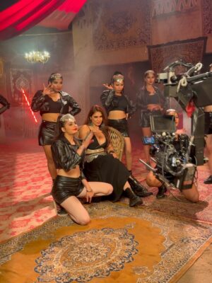 Neha Malik Instagram - Behind the scene 🎬 from #adhiadhiraat 🎵 Keep loving the song , & make your reels 😻🩷
:
#nehamalik #nehamalik335 #nehamaliksongs #newlook #ɴᴇᴡsᴏɴɢ #trending #trendingsongs #behindthescene #shootdiaries #shooting #instagood #instalike #fyp
