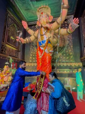 Neha Malik Instagram - वक्रतुण्ड महाकाय सूर्यकोटि समप्रभ, निर्विघ्नं कुरु मे देव सर्वकार्येषु सर्वदा… 🕉️🙏🌺
:
About last night Blessed Bappa’s Darshan in #kalachowki #ganeshgalli .. #ganpatibappamorya 🙏
:
#nehamalik #nehamalik335 #ganpati #bappa #mumbai #ganeshchaturthi #ganpatifestival #blessings #prayers #thankfulgratefulblessed #instalike #instagood #fyp