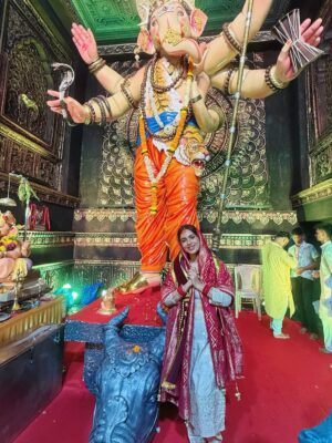 Neha Malik Instagram - वक्रतुण्ड महाकाय सूर्यकोटि समप्रभ, निर्विघ्नं कुरु मे देव सर्वकार्येषु सर्वदा… 🕉️🙏🌺
:
About last night Blessed Bappa’s Darshan in #kalachowki #ganeshgalli .. #ganpatibappamorya 🙏
:

#nehamalik #nehamalik335 #ganpati #bappa #mumbai #ganeshchaturthi #ganpatifestival #blessings #prayers #thankfulgratefulblessed #instalike #instagood #fyp