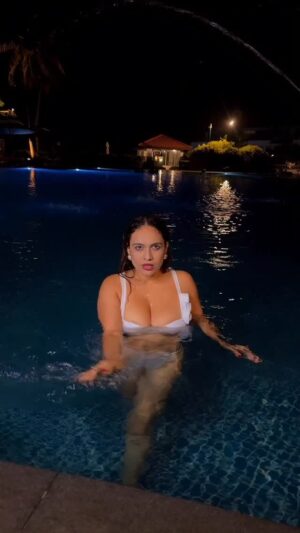 Neha Malik Instagram - Pyaar hai dhokha 🫣🤷♀️
:
#randomvideo #nehamalik #nehamalik335 #reelitfeelit #reelkarofeelkaro #swimmingpool #pooltimefun #pooltime #sunday #weekendvibes #trending #fyp