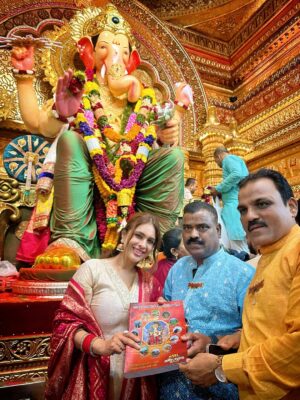 Neha Malik Instagram - ✨Mumbai gave me dreams, but Bappa gave me strength. Since the time I came here, His darshan at Lalbaugcha Raja has been the biggest blessing of my life. Blessed to be chosen by him every year ❤️🙏Some blessings can’t be explained, only felt… For me, it’s Bappa’s darshan at Lalbaugcha Raja 😇  @lalbaugcharaja ✨ 
:

#lalbaugcharaja #lalbaugcharaja2025 #ganpatibappamorya #ganpatifestival #bappa #blessings #thankfulgratefulblessed #mumbai #nehamalik #nehamalik335 #instalike #instagood