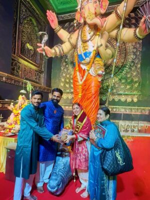 Neha Malik Instagram - वक्रतुण्ड महाकाय सूर्यकोटि समप्रभ, निर्विघ्नं कुरु मे देव सर्वकार्येषु सर्वदा… 🕉️🙏🌺
:
About last night Blessed Bappa’s Darshan in #kalachowki #ganeshgalli .. #ganpatibappamorya 🙏
:

#nehamalik #nehamalik335 #ganpati #bappa #mumbai #ganeshchaturthi #ganpatifestival #blessings #prayers #thankfulgratefulblessed #instalike #instagood #fyp