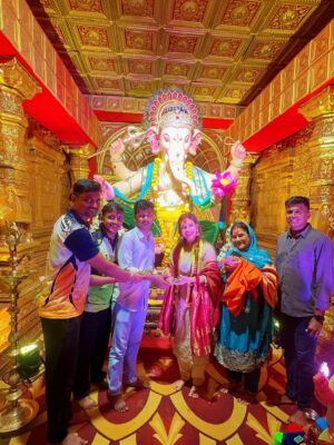 Neha Malik Instagram - वक्रतुण्ड महाकाय सूर्यकोटि समप्रभ, निर्विघ्नं कुरु मे देव सर्वकार्येषु सर्वदा… 🕉️🙏🌺
:
About last night Blessed Bappa’s Darshan in #kalachowki #ganeshgalli .. #ganpatibappamorya 🙏
:

#nehamalik #nehamalik335 #ganpati #bappa #mumbai #ganeshchaturthi #ganpatifestival #blessings #prayers #thankfulgratefulblessed #instalike #instagood #fyp