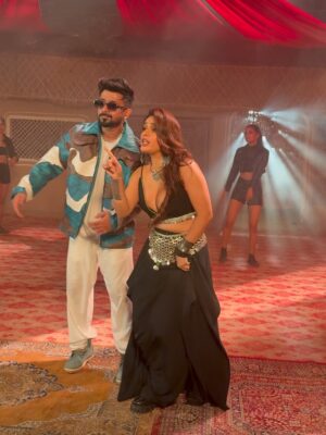 Neha Malik Instagram - Behind the scene 🎬 from #adhiadhiraat 🎵 Keep loving the song , & make your reels 😻🩷
:
#nehamalik #nehamalik335 #nehamaliksongs #newlook #ɴᴇᴡsᴏɴɢ #trending #trendingsongs #behindthescene #shootdiaries #shooting #instagood #instalike #fyp