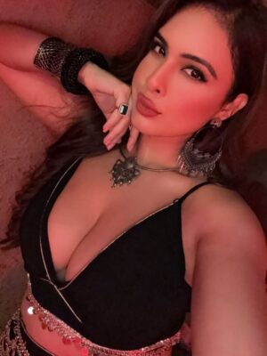 Neha Malik Instagram - Behind the scene 🎬 from #adhiadhiraat 🎵 Keep loving the song , & make your reels 😻🩷
:
#nehamalik  #nehamalik335  #nehamaliksongs #newlook #ɴᴇᴡsᴏɴɢ #trending #trendingsongs #behindthescene #shootdiaries #shooting #instagood #instalike #fyp