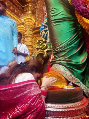 Neha Malik Instagram - ✨Mumbai gave me dreams, but Bappa gave me strength. Since the time I came here, His darshan at Lalbaugcha Raja has been the biggest blessing of my life. Blessed to be chosen by him every year ❤️🙏Some blessings can’t be explained, only felt… For me, it’s Bappa’s darshan at Lalbaugcha Raja 😇  @lalbaugcharaja ✨ 
:

#lalbaugcharaja #lalbaugcharaja2025 #ganpatibappamorya #ganpatifestival #bappa #blessings #thankfulgratefulblessed #mumbai #nehamalik #nehamalik335 #instalike #instagood