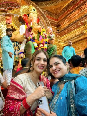 Neha Malik Instagram - ✨Mumbai gave me dreams, but Bappa gave me strength. Since the time I came here, His darshan at Lalbaugcha Raja has been the biggest blessing of my life. Blessed to be chosen by him every year ❤️🙏Some blessings can’t be explained, only felt… For me, it’s Bappa’s darshan at Lalbaugcha Raja 😇  @lalbaugcharaja ✨ 
:

#lalbaugcharaja #lalbaugcharaja2025 #ganpatibappamorya #ganpatifestival #bappa #blessings #thankfulgratefulblessed #mumbai #nehamalik #nehamalik335 #instalike #instagood
