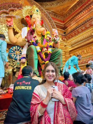 Neha Malik Instagram - ✨Mumbai gave me dreams, but Bappa gave me strength. Since the time I came here, His darshan at Lalbaugcha Raja has been the biggest blessing of my life. Blessed to be chosen by him every year ❤️🙏Some blessings can’t be explained, only felt… For me, it’s Bappa’s darshan at Lalbaugcha Raja 😇  @lalbaugcharaja ✨ 
:

#lalbaugcharaja #lalbaugcharaja2025 #ganpatibappamorya #ganpatifestival #bappa #blessings #thankfulgratefulblessed #mumbai #nehamalik #nehamalik335 #instalike #instagood