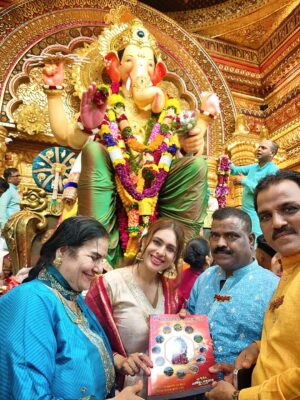 Neha Malik Instagram - ✨Mumbai gave me dreams, but Bappa gave me strength. Since the time I came here, His darshan at Lalbaugcha Raja has been the biggest blessing of my life. Blessed to be chosen by him every year ❤️🙏Some blessings can’t be explained, only felt… For me, it’s Bappa’s darshan at Lalbaugcha Raja 😇  @lalbaugcharaja ✨ 
:

#lalbaugcharaja #lalbaugcharaja2025 #ganpatibappamorya #ganpatifestival #bappa #blessings #thankfulgratefulblessed #mumbai #nehamalik #nehamalik335 #instalike #instagood