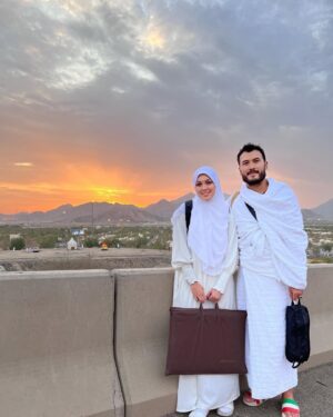 Nelydia Senrose Instagram - Kenangan kami pada Hari Wuquf dibumi Arafah 🤍
Syurgaku..terlalu banyak usaha, pengorbanan dan besar pelaburan mu utk kita menjadi tetamu Allah. Niat dan keikhlasan mu utk kejalan Allah sangat ku kagumi. Dia tidak berkira-kira utk memberi yang terbaik demi jalan Allah. Dia juga menjagaku dgn penuh hormat dan kasih sayang. Dia lah sebaik-baik rezeki buat ku dari yang Maha Agung. Moga Allah satukan hati kami hingga ke syurgaNya.
Terima kasih ya Allah atas peluang ini, jadikan kami tetamu Mu lagi, dan jemputlah mereka juga yang sudah lama menantikan undangan Mu.
Aamin YRA 🤍
