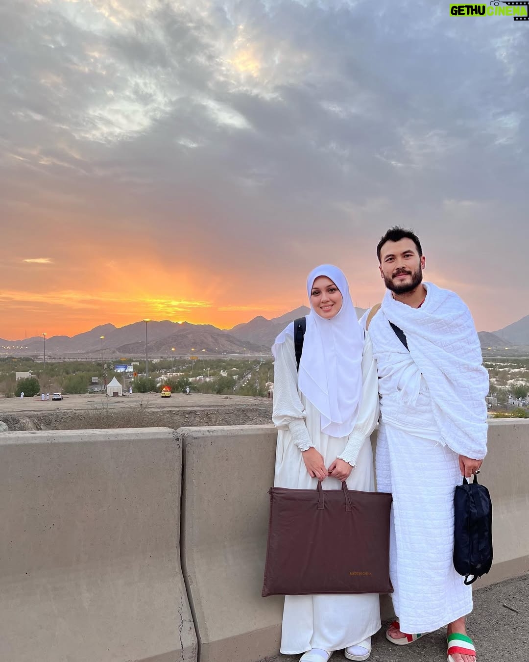 Nelydia Senrose - 119.2K Likes - Kenangan kami pada Hari Wuquf dibumi Arafah 🤍

Syurgaku..terlalu banyak usaha, pengorbanan dan besar pelaburan mu utk kita menjadi tetamu Allah. Niat dan keikhlasan mu utk kejalan Allah sangat ku kagumi. Dia tidak berkira-kira utk memberi yang terbaik demi jalan Allah. Dia juga menjagaku dgn penuh hormat dan kasih sayang. Dia lah sebaik-baik rezeki buat ku dari yang Maha Agung. Moga Allah satukan hati kami hingga ke syurgaNya. 

Terima kasih ya Allah atas peluang ini, jadikan kami tetamu Mu lagi, dan jemputlah mereka juga yang sudah lama menantikan undangan Mu. 
Aamin  YRA 🤍