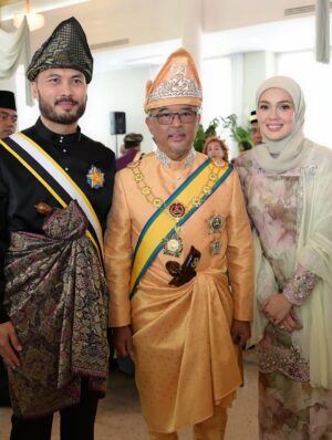Nelydia Senrose Instagram - Merafak Sembah serta Menjunjung Kasih Kebawah Duli Yang Maha Mulia Paduka Baginda Sultan Pahang atas limpah perkenan mengurniakan Darjah Kebesaran Negeri Pahang sempena Ulang Tahun Hari Keputeraan Baginda yang ke-66 kepada suami tercinta @mhafezhalimi 🙏🏻🤍🖤