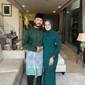 Nelydia Senrose Instagram - Selamat hari raya semua!
Segala kekurangan kami harap diampun k? 💚
Raya terkejut sangat sampai ktrg jadi hijau 🤣