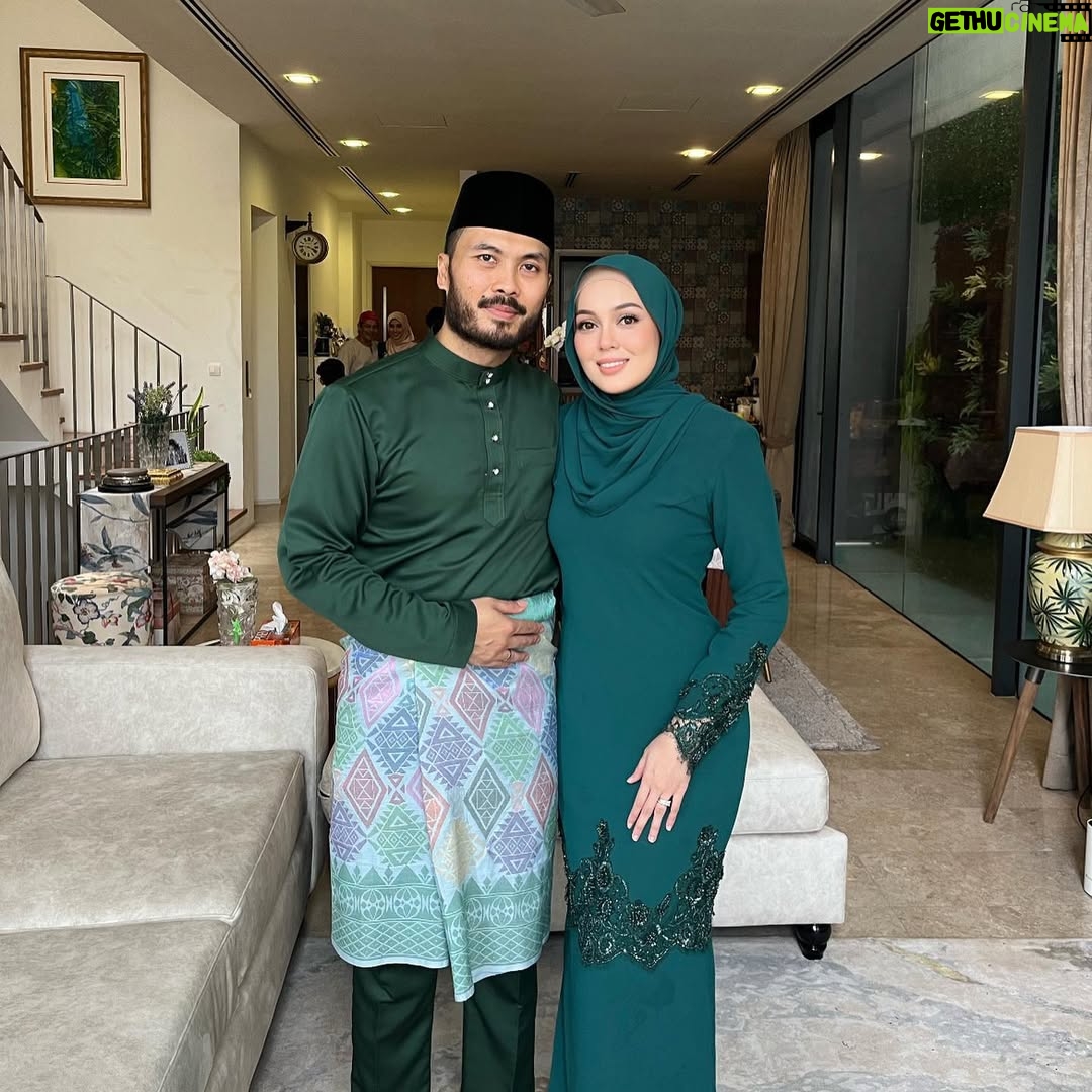 Nelydia Senrose - 127.2K Likes - Selamat hari raya semua! 
Segala kekurangan kami harap diampun k? 💚

Raya terkejut sangat sampai ktrg jadi hijau 🤣