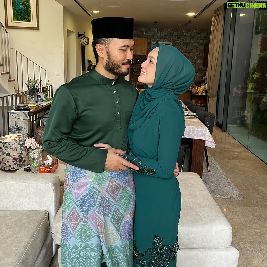 Nelydia Senrose - 127.2K Likes - Selamat hari raya semua! 
Segala kekurangan kami harap diampun k? 💚

Raya terkejut sangat sampai ktrg jadi hijau 🤣