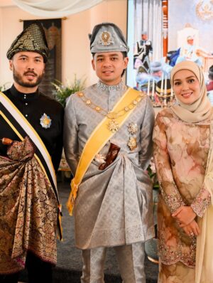 Nelydia Senrose Instagram - Merafak Sembah serta Menjunjung Kasih Kebawah Duli Yang Maha Mulia Paduka Baginda Sultan Pahang atas limpah perkenan mengurniakan Darjah Kebesaran Negeri Pahang sempena Ulang Tahun Hari Keputeraan Baginda yang ke-66 kepada suami tercinta @mhafezhalimi 🙏🏻🤍🖤