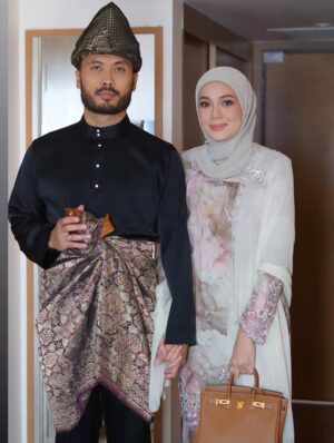 Nelydia Senrose Instagram - Merafak Sembah serta Menjunjung Kasih Kebawah Duli Yang Maha Mulia Paduka Baginda Sultan Pahang atas limpah perkenan mengurniakan Darjah Kebesaran Negeri Pahang sempena Ulang Tahun Hari Keputeraan Baginda yang ke-66 kepada suami tercinta @mhafezhalimi 🙏🏻🤍🖤