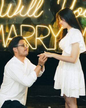 Neneng Rosediana Instagram - I said “YES” to everything with you 💍 .
You are the best thing I never planned 19.01.2025 🤍
•
•
@jewelleryanda
📸 : @aldimochtar