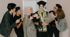 Neneng Rosediana Instagram - Ga mudah untuk bisa menyelesaikan semua ini 🥹 but I did it ! 🎓🩷 berkat dukungan orang2 yang aku sayang ini 🌈 semangat untuk kalian semua yang masi memperjuangan sesuatu,”USAHA TIDAK AKAN MENGKHIANATI HASIL” 🥰