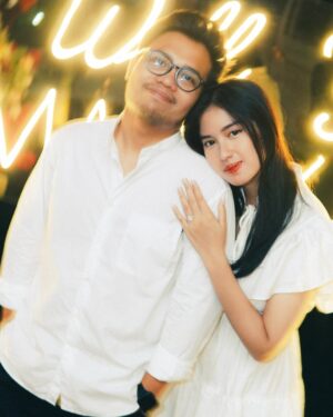 Neneng Rosediana Instagram - I said “YES” to everything with you 💍 .
You are the best thing I never planned 19.01.2025 🤍
•
•
@jewelleryanda
📸 : @aldimochtar