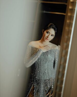 Neneng Rosediana Instagram - 🎓 My Graduation day
• terima kasi ka @renzilazuardi atas kebaya yang super bagus 🥹🫶🏻 , terima kasih kak chiki @chikievers dan buat aku cantik ! Dan makasi @aldimochtar udah foto2in aku 🥹🩷
•makeup & hair do : @chikievers
•kebaya : @renzilazuardi
•photographer : @aldimochtar
