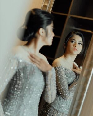 Neneng Rosediana Instagram - 🎓 My Graduation day
• terima kasi ka @renzilazuardi atas kebaya yang super bagus 🥹🫶🏻 , terima kasih kak chiki @chikievers dan buat aku cantik ! Dan makasi @aldimochtar udah foto2in aku 🥹🩷
•makeup & hair do : @chikievers
•kebaya : @renzilazuardi
•photographer : @aldimochtar