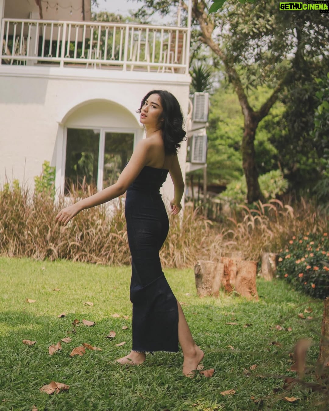 Neneng Rosediana - 63.2K Likes - Es bonbon buah kecapi.

I was born to make you happy.

🖤😌
•
📸 : @ghipsssss