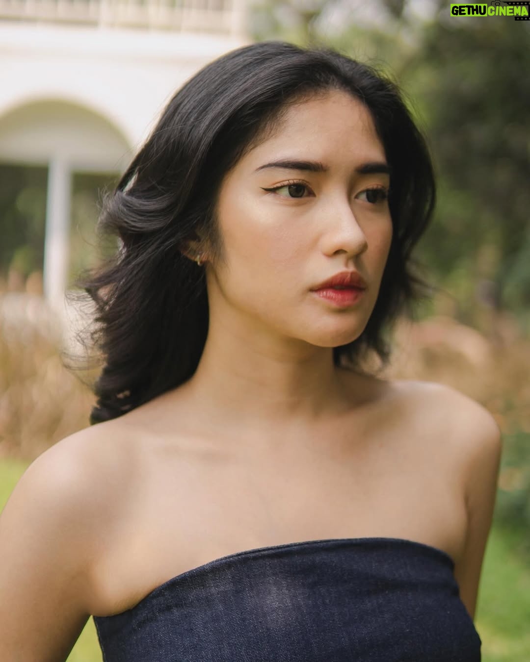 Neneng Rosediana - 63.2K Likes - Es bonbon buah kecapi.

I was born to make you happy.

🖤😌
•
📸 : @ghipsssss