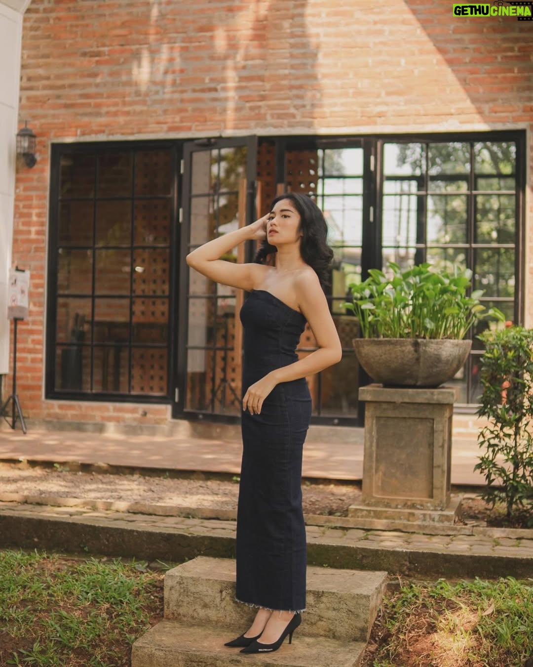 Neneng Rosediana - 63.2K Likes - Es bonbon buah kecapi.

I was born to make you happy.

🖤😌
•
📸 : @ghipsssss
