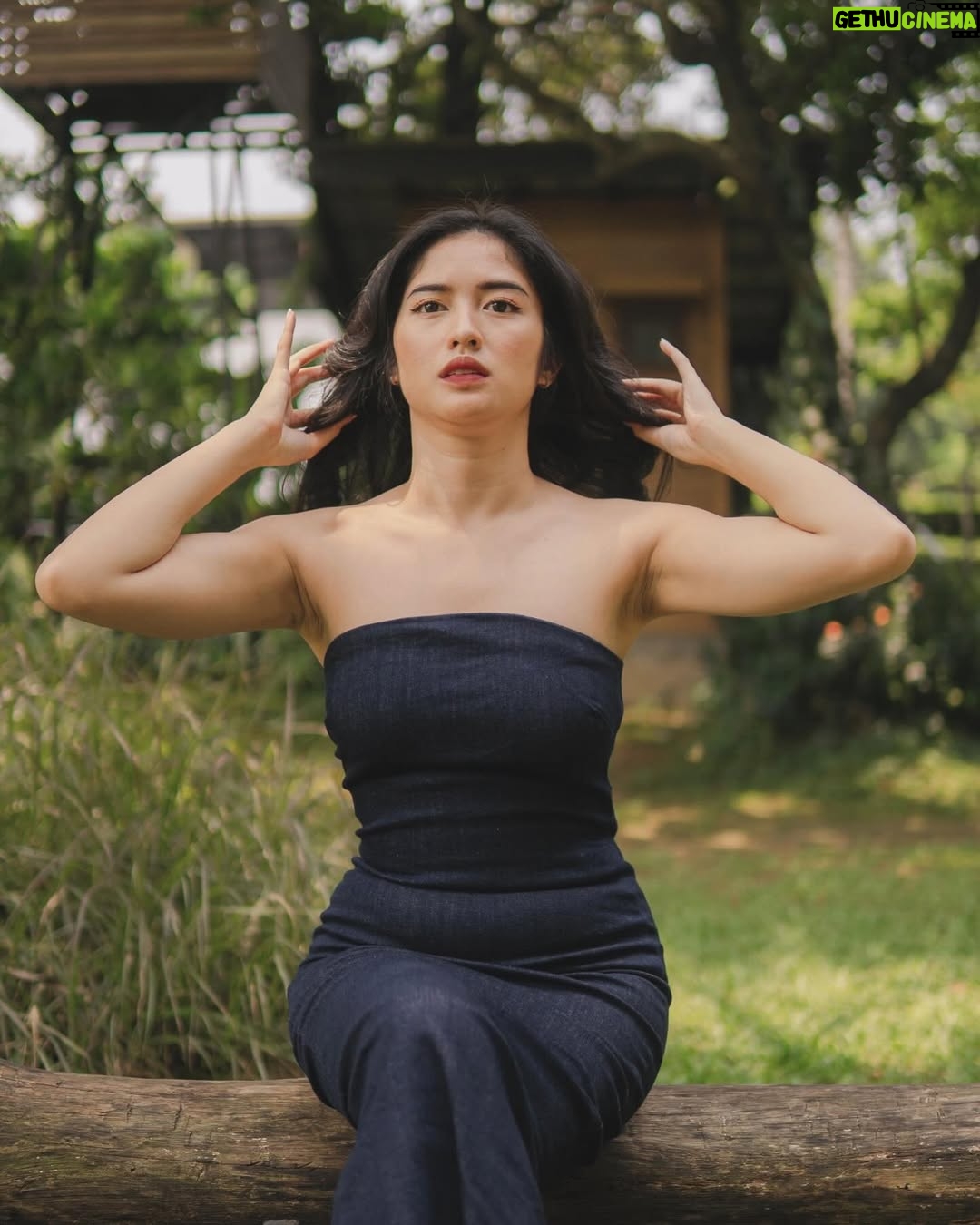 Neneng Rosediana - 63.2K Likes - Es bonbon buah kecapi.

I was born to make you happy.

🖤😌
•
📸 : @ghipsssss