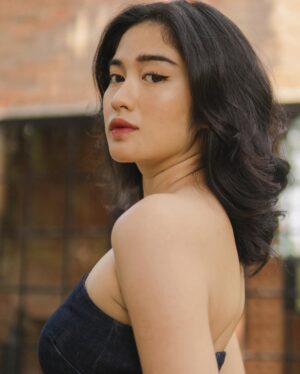 Neneng Rosediana Instagram - Es bonbon buah kecapi.
I was born to make you happy.
🖤😌
•
📸 : @ghipsssss